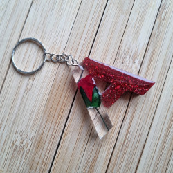 Porte-clé lettre en résine avec paillettes et rose rouges